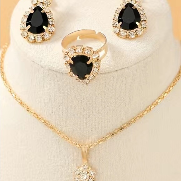 💥3/$10.00)💥Set of Black stone Fashion Black Shiny water drop Shape Jewelry NWOT - Picture 2 of 3